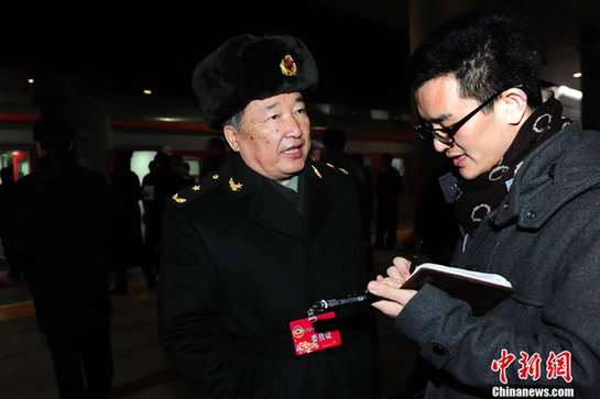 禮儀小姐在機(jī)場(chǎng)等候委員抵達(dá)