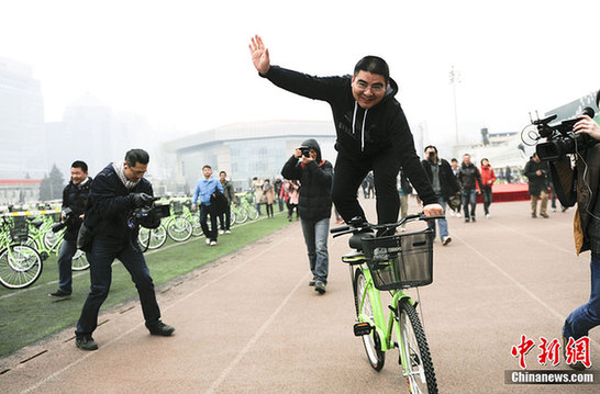 濮存昕陳光標(biāo)倡導(dǎo)自行車(chē)出行
