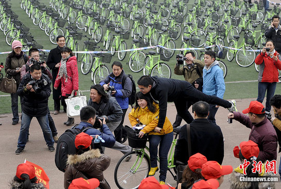 濮存昕陳光標(biāo)倡導(dǎo)自行車出行