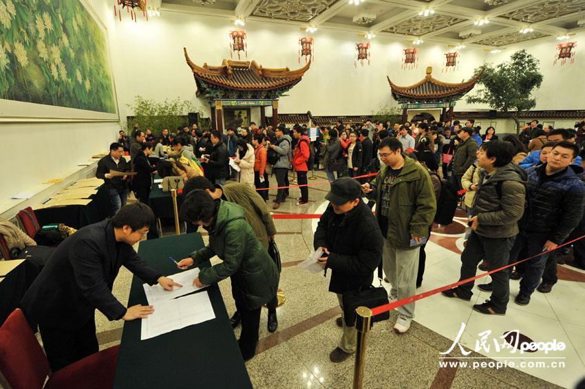 2013年全國兩會：記者排長隊領(lǐng)證件