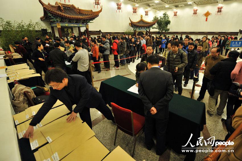 2013年全國兩會：記者排長隊領證件