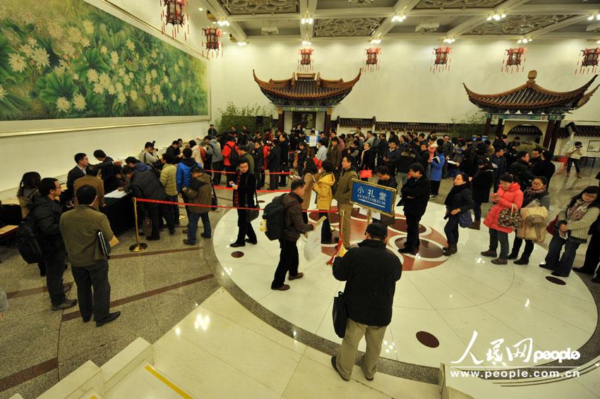 2013年全國兩會：記者排長隊領證件