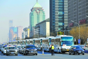 兩會車隊路口等紅燈 市民贊“這樣挺好”(圖)