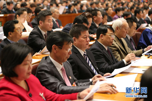 人大會(huì)議開幕 代表委員聽取政府工作報(bào)告