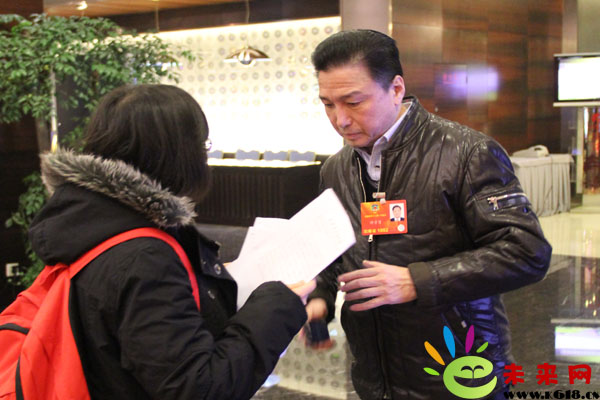 北京學生到代表委員駐地呼吁改善環境質量