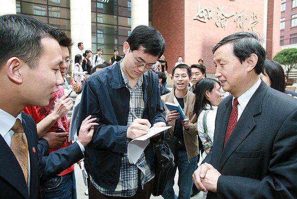 中國國務院產生新一屆領導集體