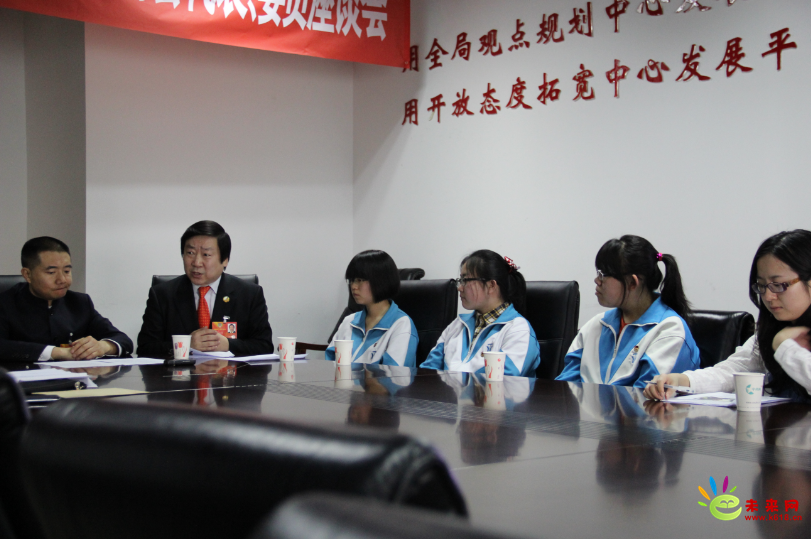 “送建議”中學生與兩會代表委員做客未來網“面對面”