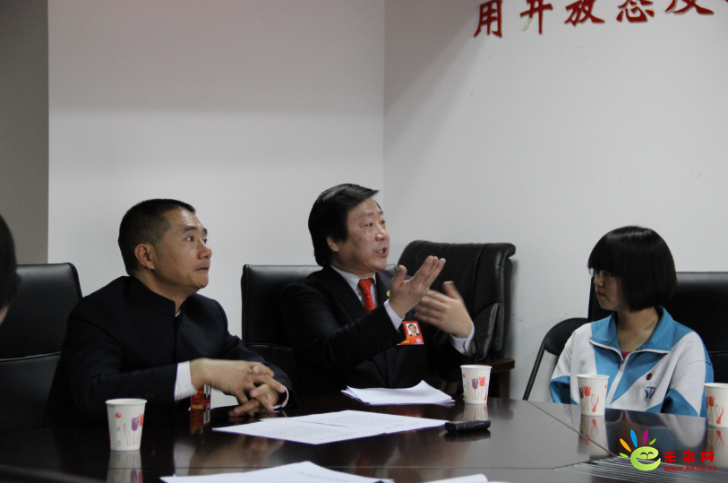 “送建議”中學生與兩會代表委員做客未來網“面對面”