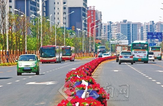 市民文明監督團與記者“驗收”昆明整治道路