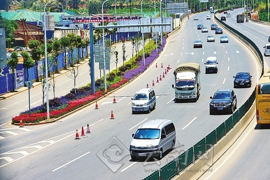 市民文明監督團與記者“驗收”昆明整治道路