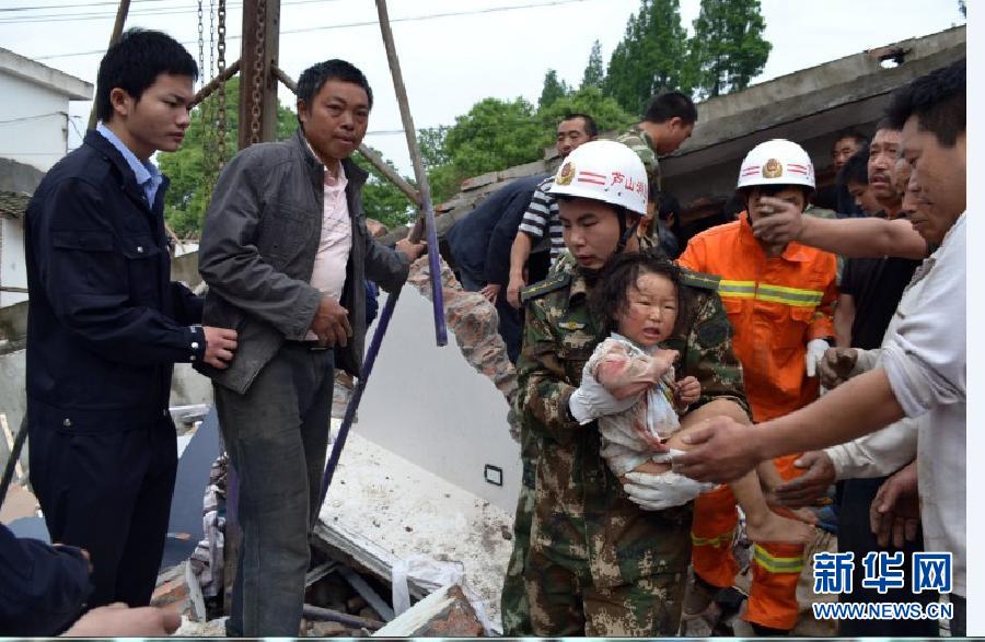 四川消防救援隊廢墟里營救出被埋群眾