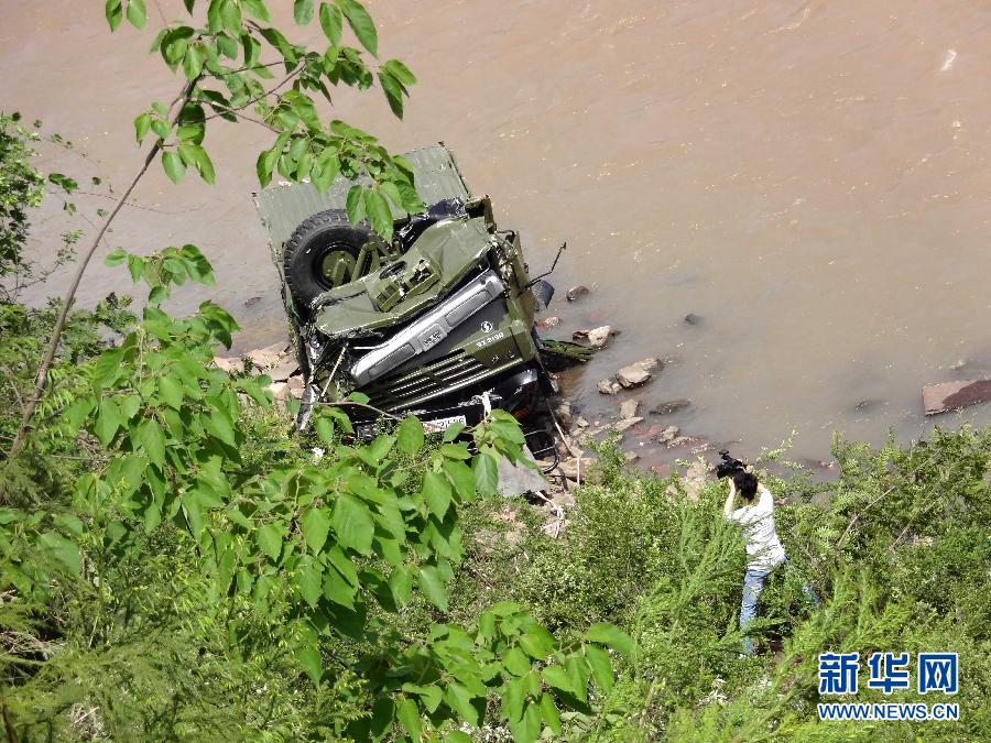 成都軍區(qū)一救災車輛赴災區(qū)途中墜崖 1人犧牲3人重傷