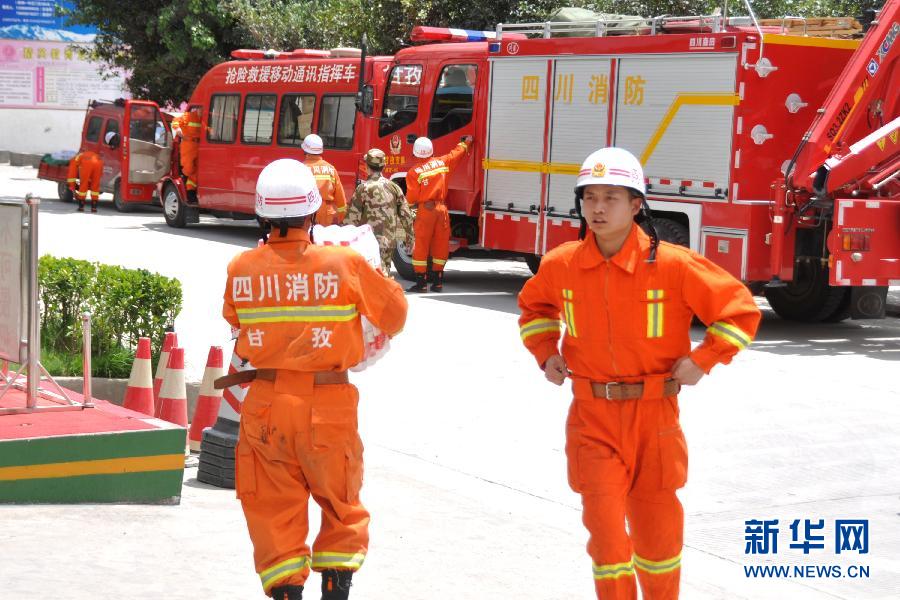 四川甘孜州消防官兵馳援雅安震區(qū)