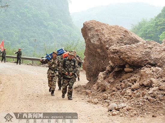 廣西救援隊展開救援工作 全力搶修生命通道(組圖)