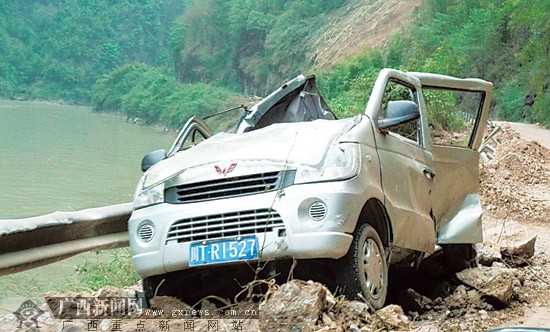 廣西救援隊展開救援工作 全力搶修生命通道(組圖)