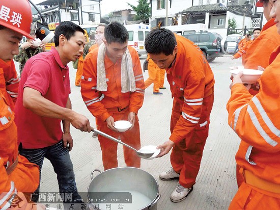 廣西救援隊展開救援工作 全力搶修生命通道(組圖)