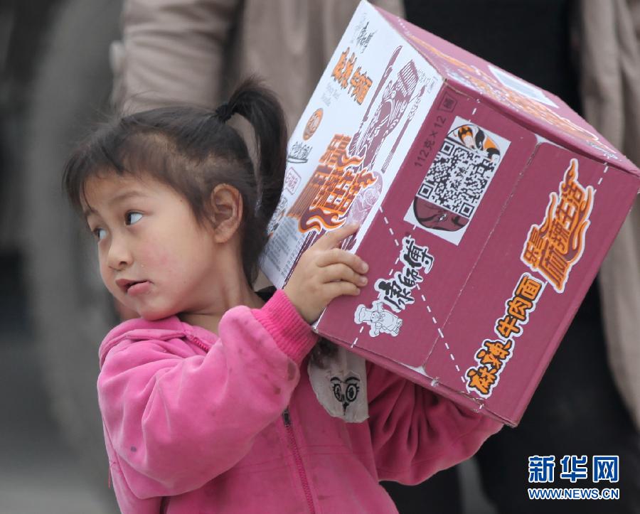 震區(qū)孩子無邪笑容致敬救援團(tuán)隊