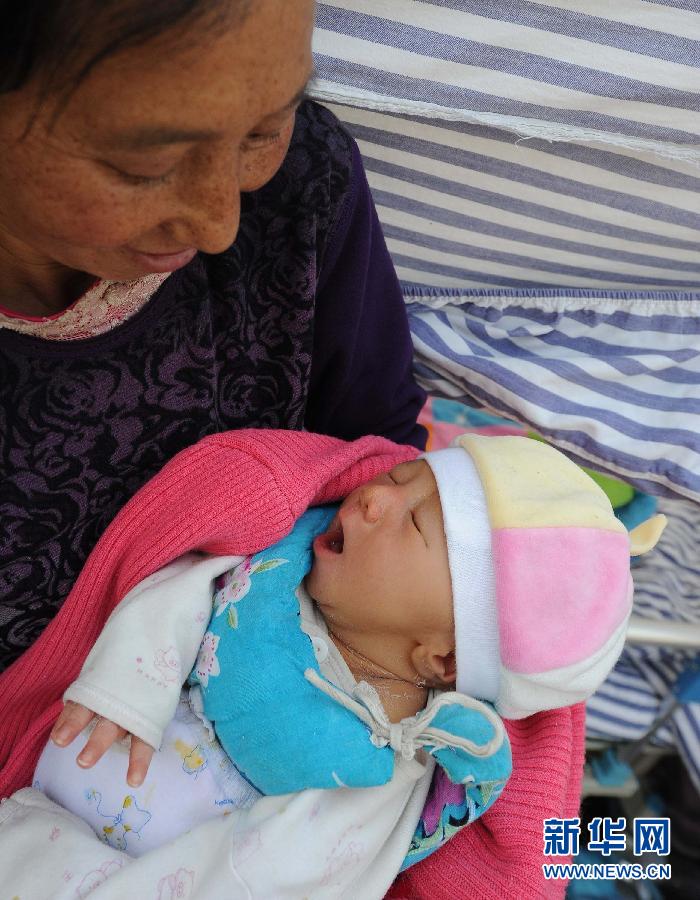 震區(qū)孩子無(wú)邪笑容致敬救援團(tuán)隊(duì)