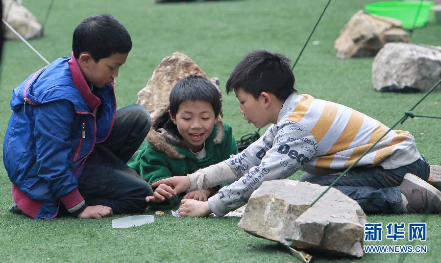 震區孩子無邪笑容致敬救援團隊