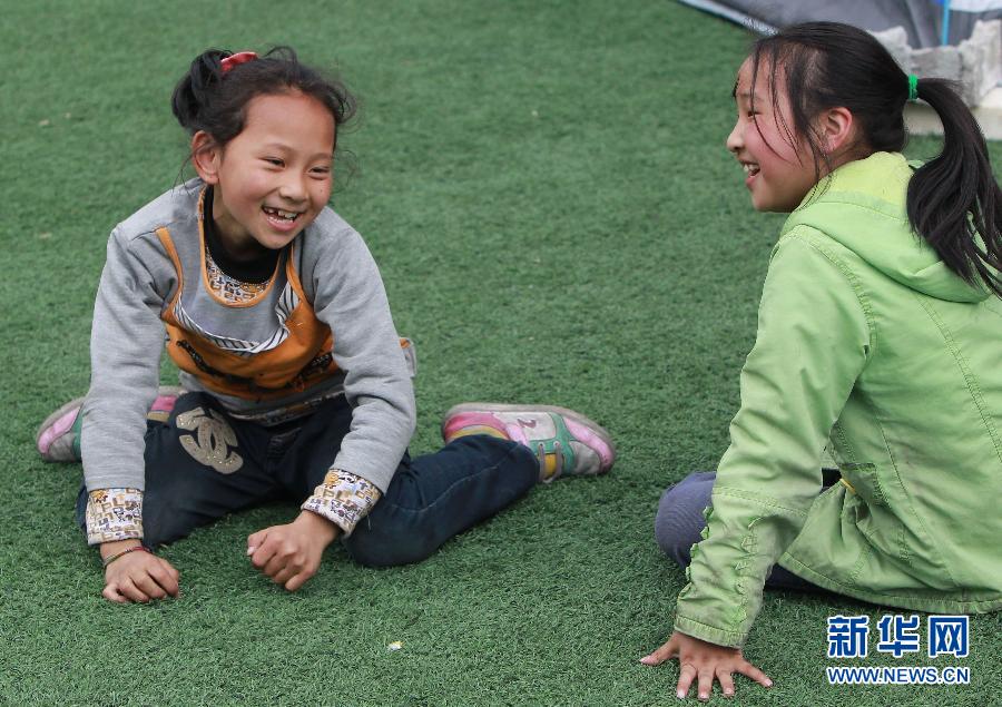 震區孩子無邪笑容致敬救援團隊