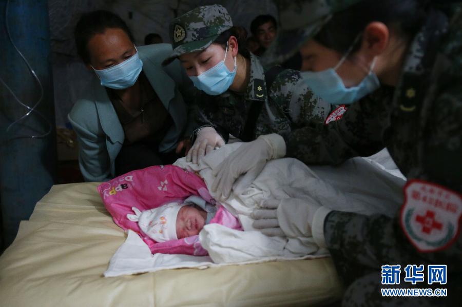 震區(qū)孩子無邪笑容致敬救援團(tuán)隊(duì)