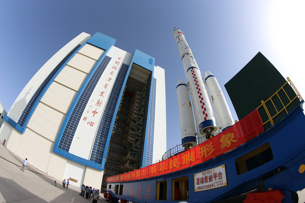 高清：神舟十號箭船組合體轉(zhuǎn)運至發(fā)射塔架