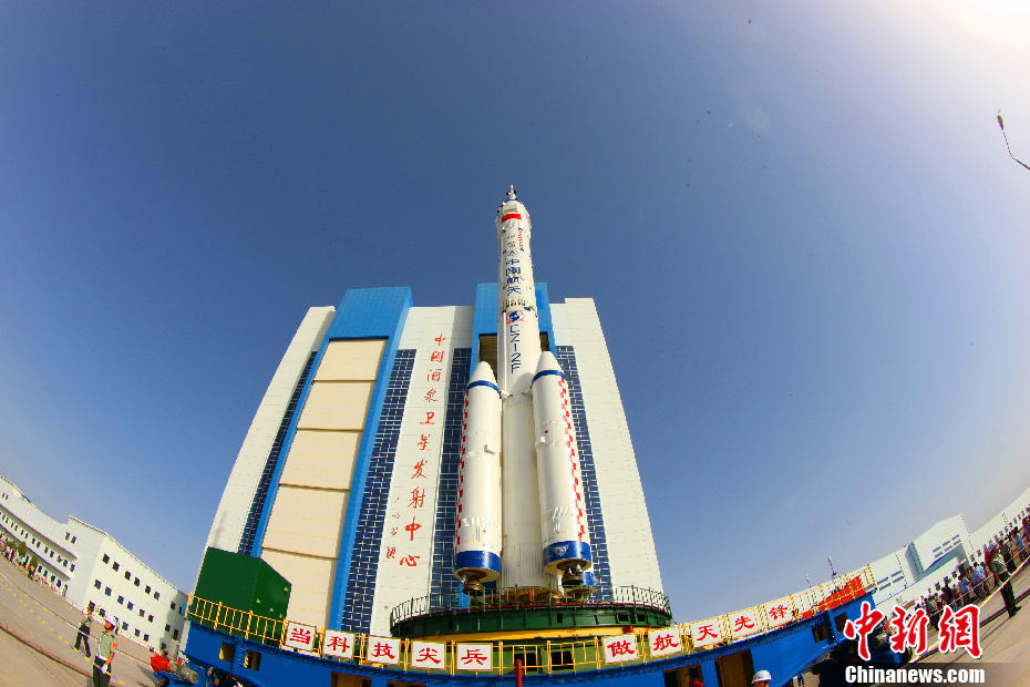 神舟十號飛船轉運至發射區(高清)