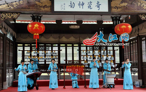 網(wǎng)媒記者聽古窯神韻 作經(jīng)典“打油詩 ”