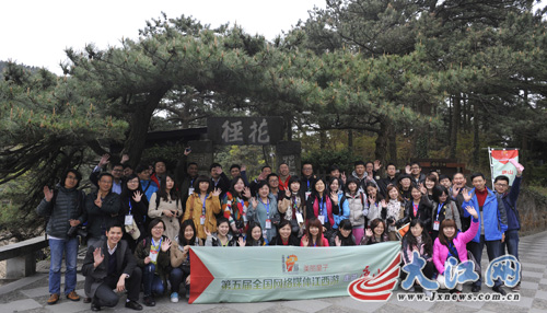 網媒記者在廬山花徑采風 巧遇“桃花運”