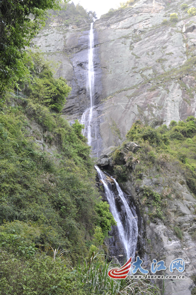 網媒記者星子登秀峰 望廬山瀑布