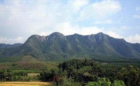 特色海南之紅色的樂東毛公山