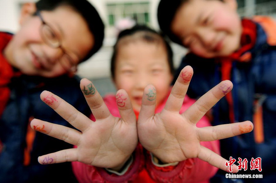 江西留守兒童剪紙問候爸媽新年好