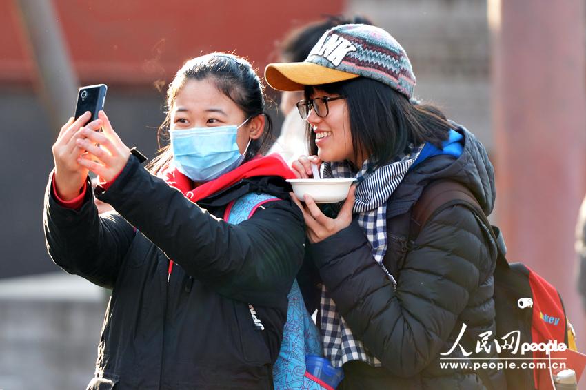 北京雍和宮排百米長隊爭喝臘八粥