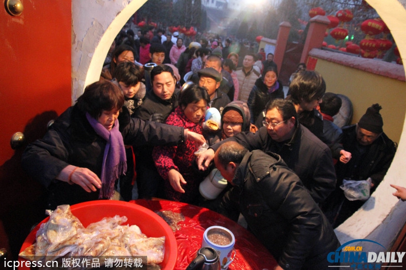 臘八節各地熬制臘八粥供市民免費領取