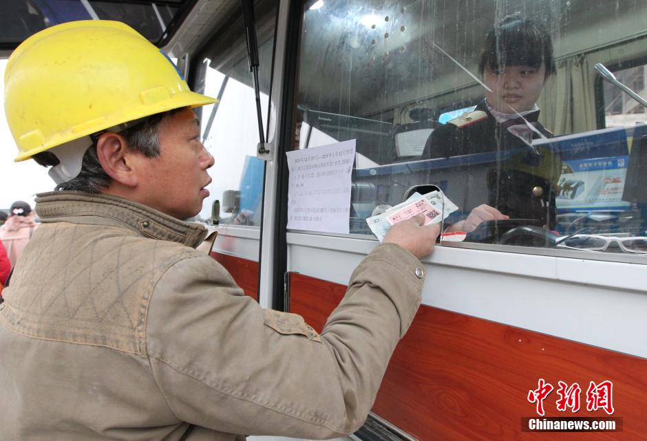 重慶火車站移動(dòng)售票車開(kāi)進(jìn)工地為農(nóng)民工現(xiàn)場(chǎng)售票