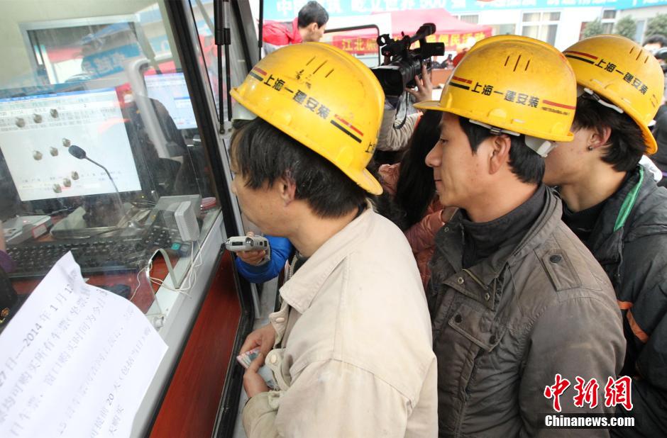 重慶火車站移動(dòng)售票車開進(jìn)工地為農(nóng)民工現(xiàn)場(chǎng)售票