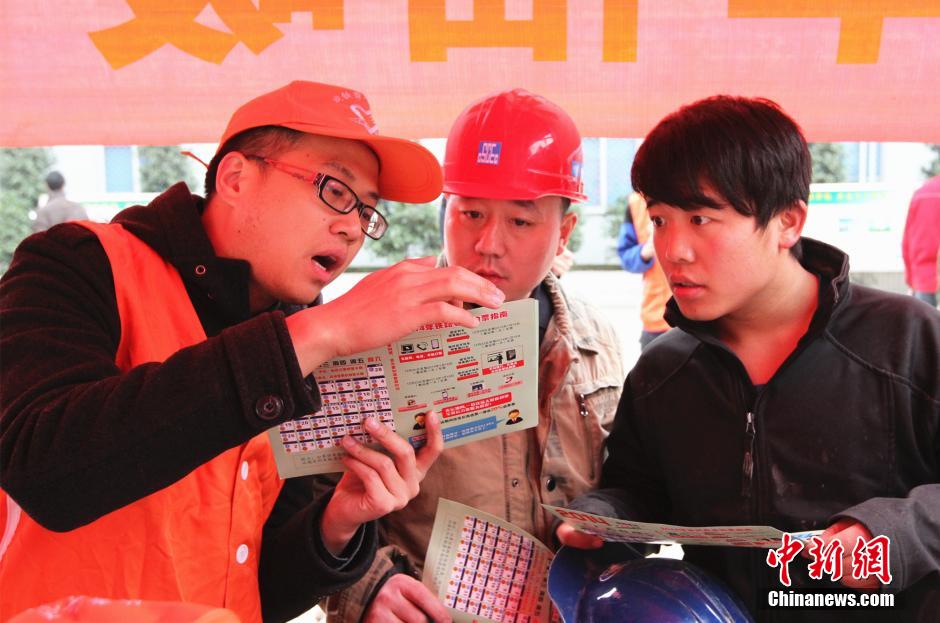 重慶火車站移動售票車開進工地為農民工現場售票