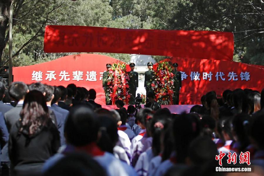 北京大學生文明祭掃 小提琴演奏祭先烈