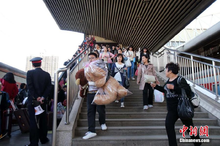 清明將至 中國各地將迎來中短途返鄉祭祖高峰