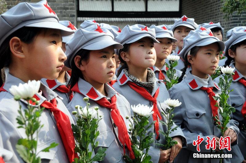 山東紅軍小學(xué)舉行愛國教育 “小紅軍”清明節(jié)前祭英烈
