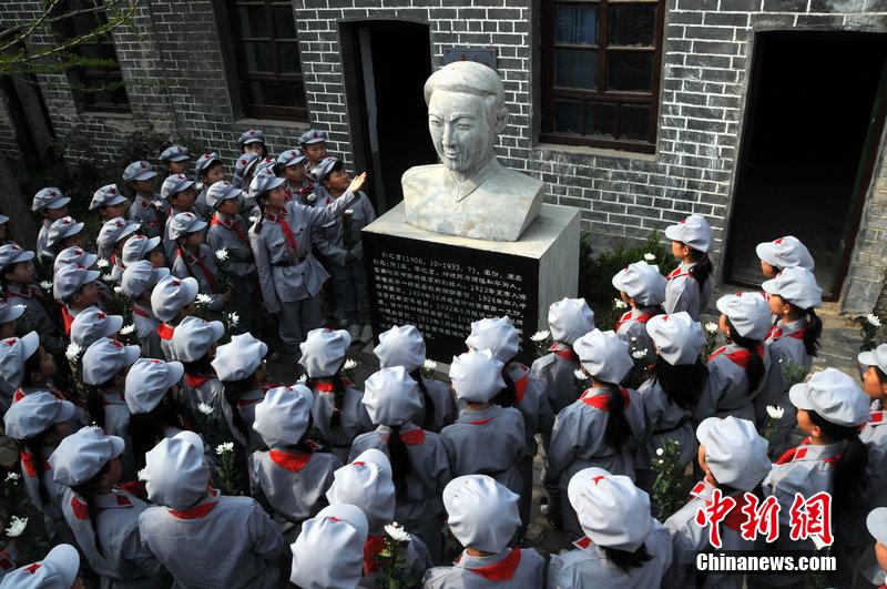 山東紅軍小學(xué)舉行愛國(guó)教育 “小紅軍”清明節(jié)前祭英烈