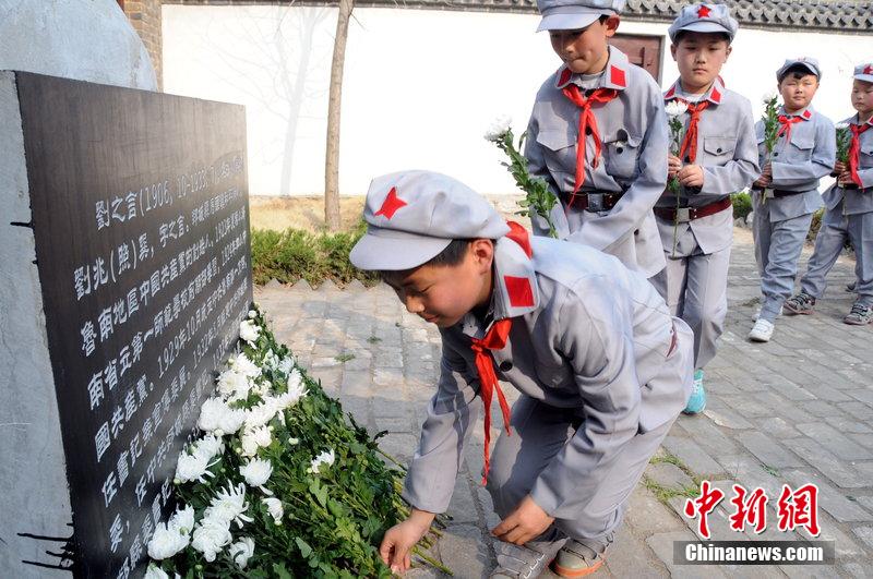 山東紅軍小學舉行愛國教育 “小紅軍”清明節前祭英烈