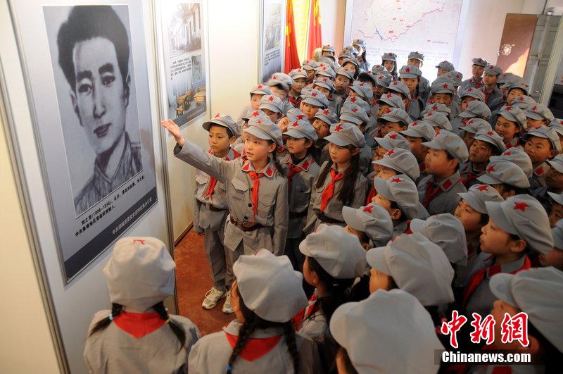 山東紅軍小學(xué)舉行愛國教育 “小紅軍”清明節(jié)前祭英烈