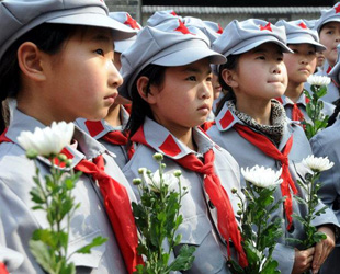 山東“小紅軍”清明節前祭英烈