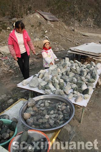 映秀群眾用感恩的心感謝全國人民對災區的援助