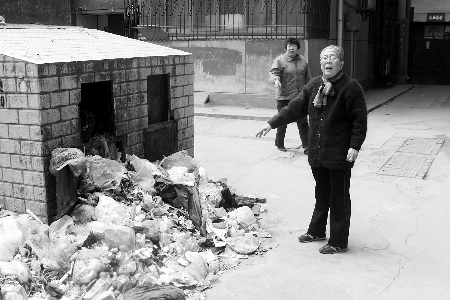 小區垃圾一月無人清運 居民疑遭“變相拆遷”