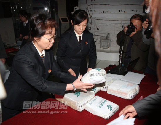 神八返回艙正式開艙 123種“巡天寶貝”首亮相