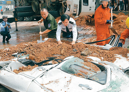 深圳官員車禍現(xiàn)場刨土救人被指作秀