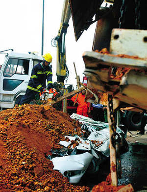 深圳官員車禍現(xiàn)場刨土救人被指作秀