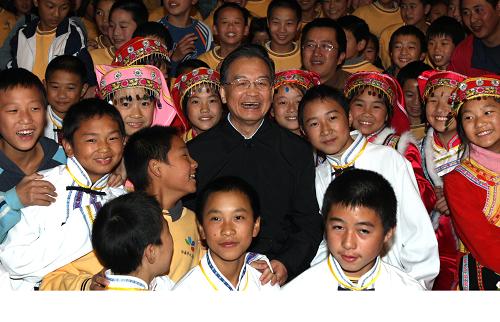 溫家寶在四川地震災(zāi)區(qū)考察